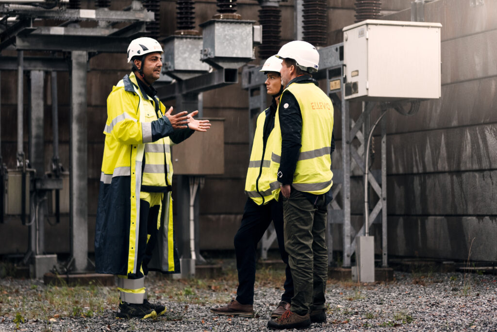 Anton Joakimson, Commercial Business Manager, and Anders Hall, Key Account Manager, from Telia together with a representative from energy company Ellevio by a power station.