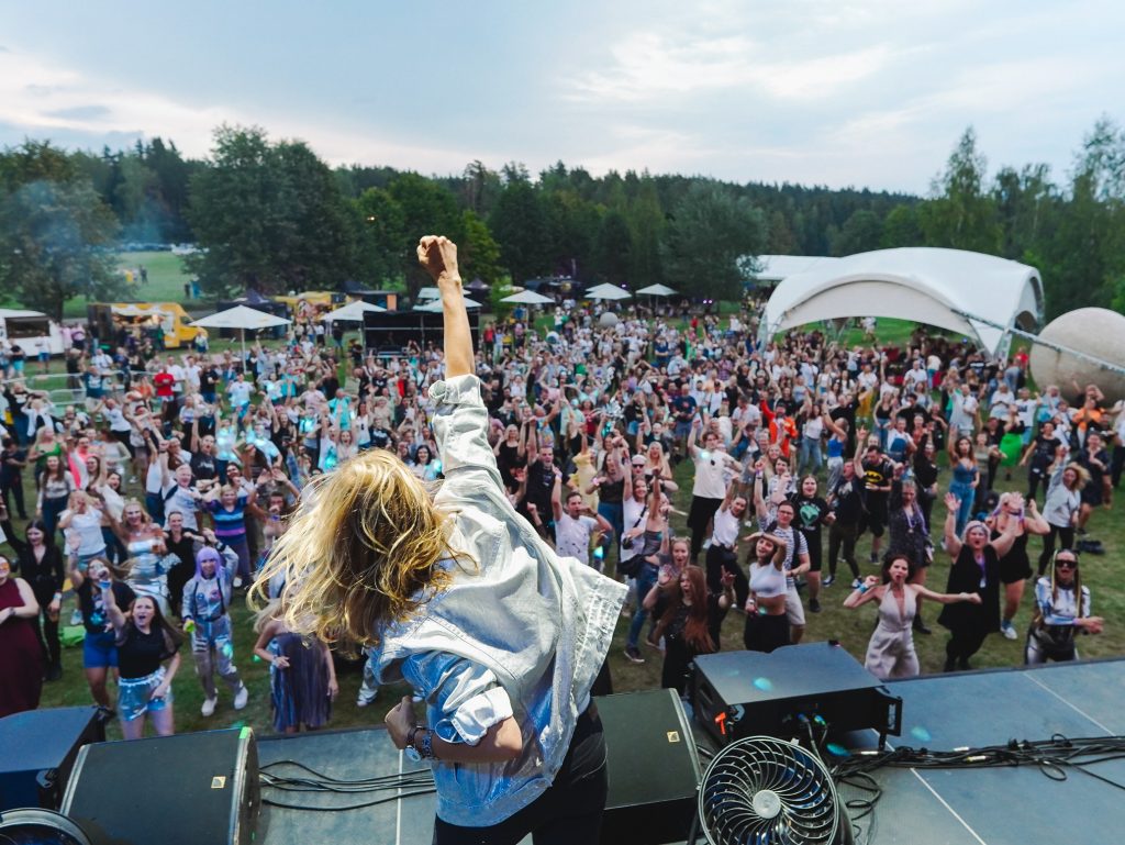 A large audience of Telia employees, seen from the stage, at Telia Summer Festival in Lithuania.